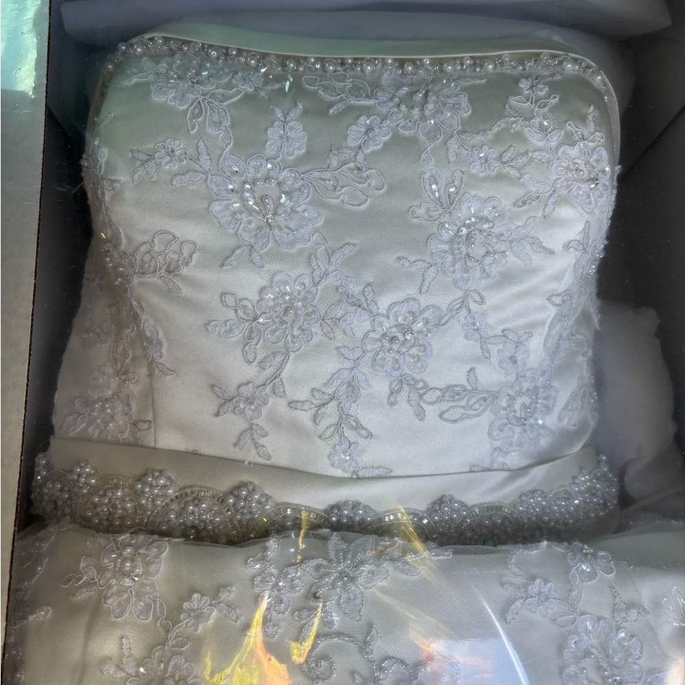 Stunning Vintage Oleg Cassini Wedding Gown - excellent condition